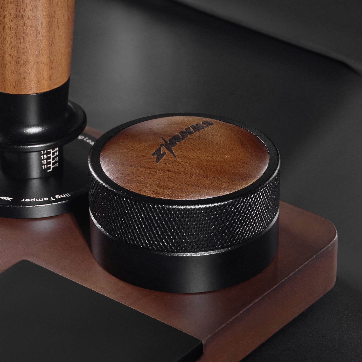 zirkus self-leveling palm coffee tamper & gravity coffee distributor 2