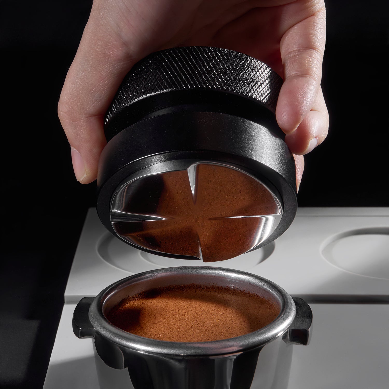 zirkus self-leveling palm coffee tamper & gravity coffee distributor 3