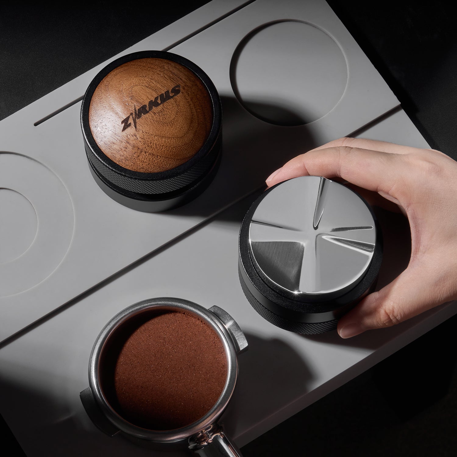 zirkus self-leveling palm coffee tamper & gravity coffee distributor 4