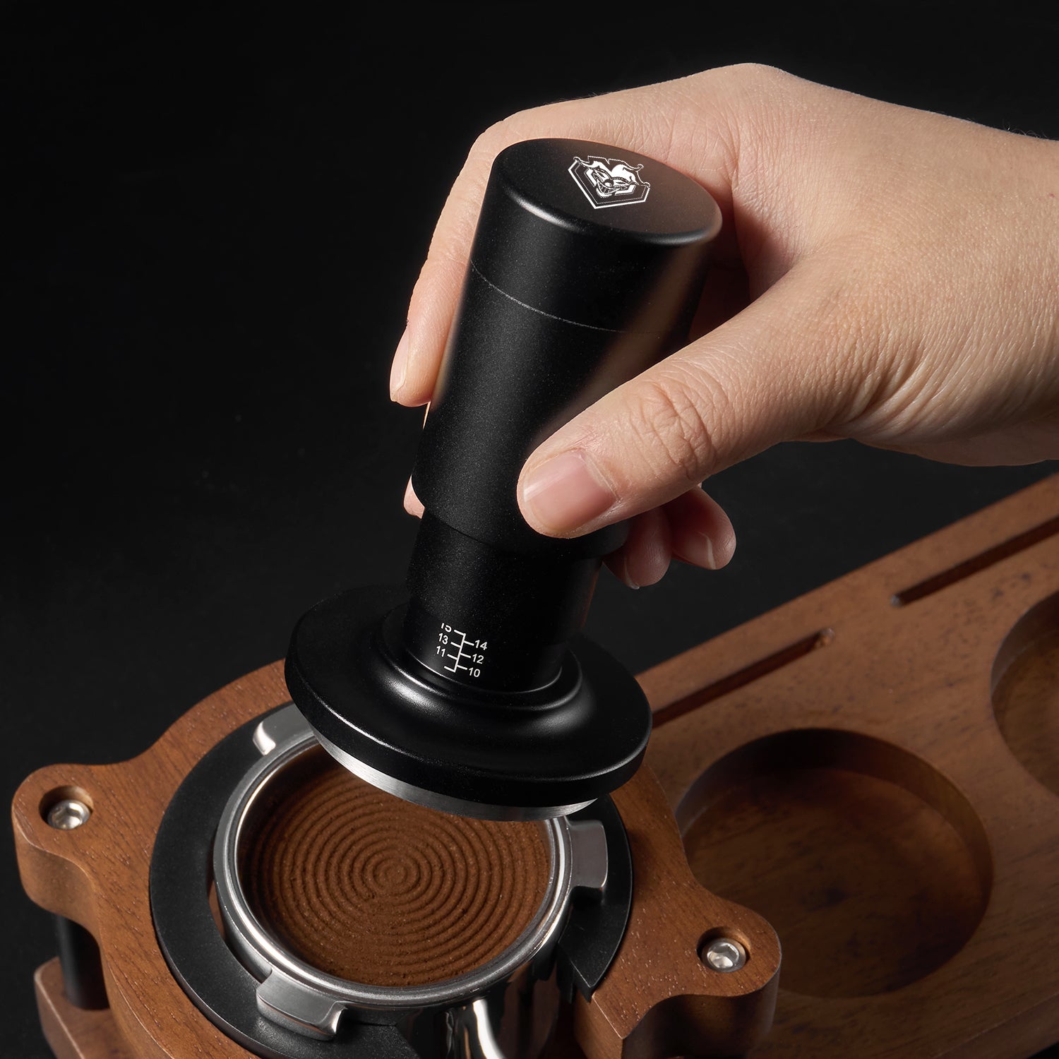 2-in-1 self-leveling spring loaded espresso tamper with wdt tool 4